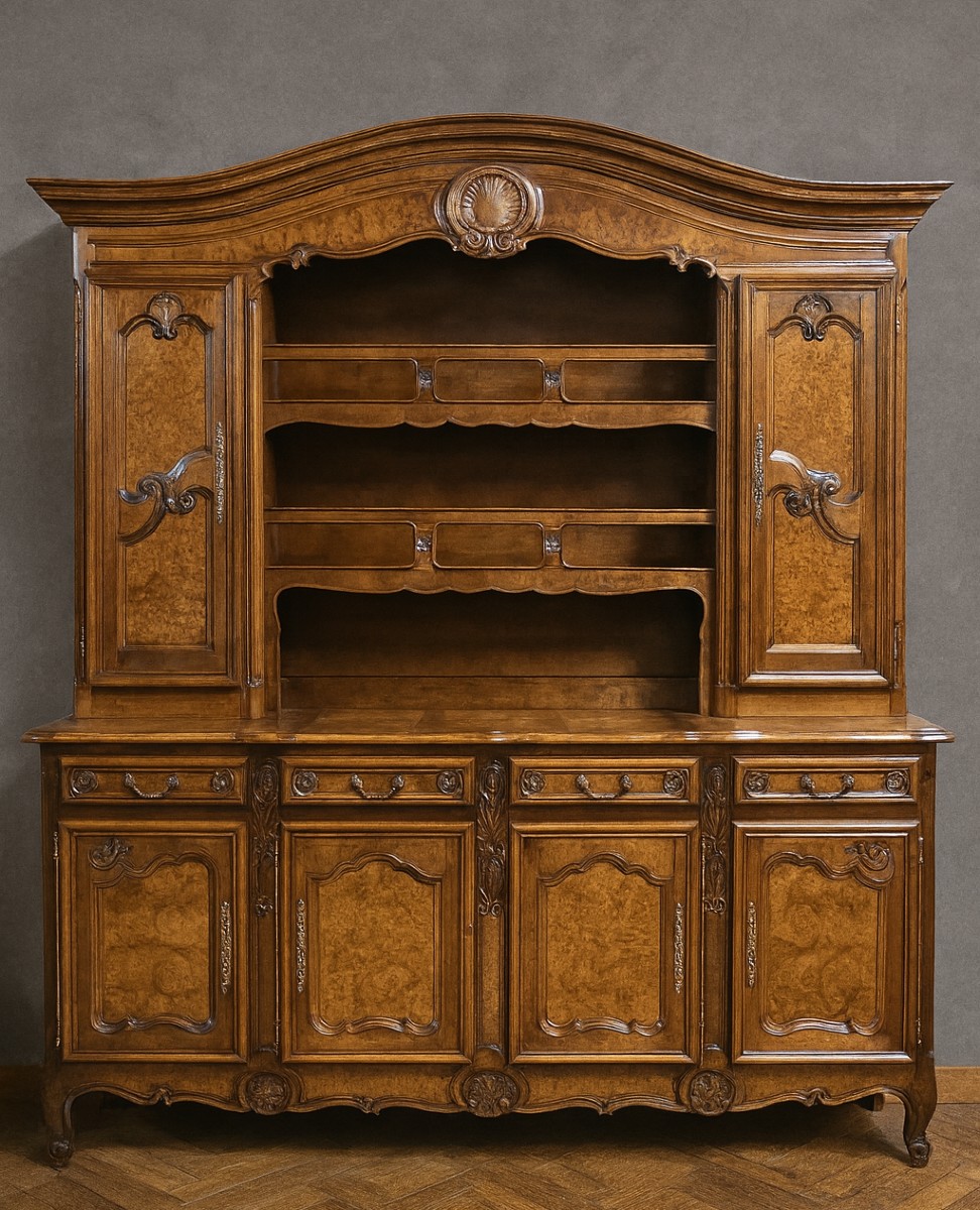 Grand buffet vaisselier en noyer et orme, de style Louis XV