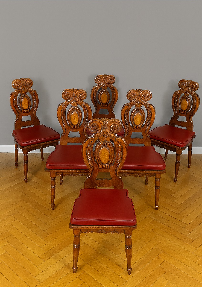 Série de 6 chaises style Renaissance Italienne en noyer massif, finement sculptées 