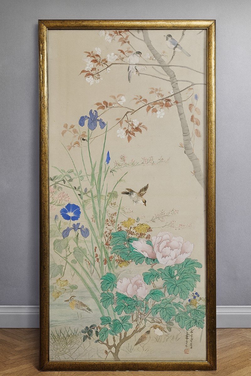 Asie vers 1900 : grande peinture sur soie, représentant des oiseaux branchés