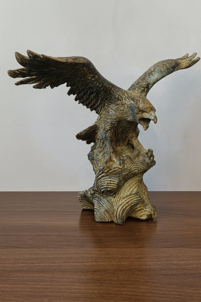 Grande sculpture en fonte représentant un aigle en plein vol, ailes déployées-photo-1