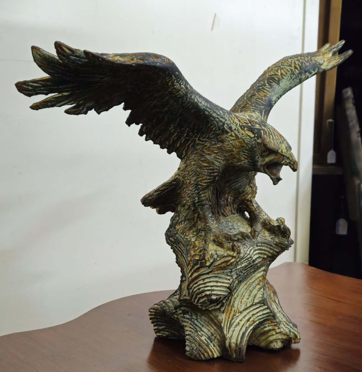 Grande sculpture en fonte représentant un aigle en plein vol, ailes déployées-photo-3