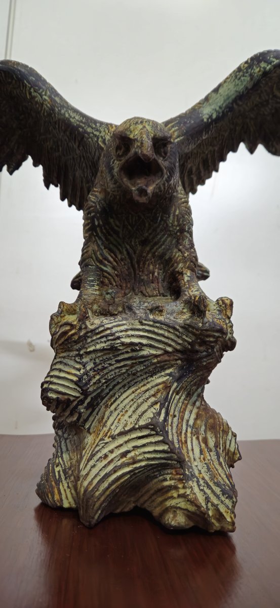 Grande sculpture en fonte représentant un aigle en plein vol, ailes déployées-photo-5