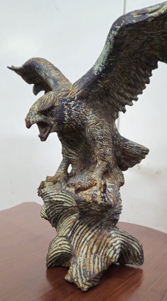 Grande sculpture en fonte représentant un aigle en plein vol, ailes déployées-photo-6