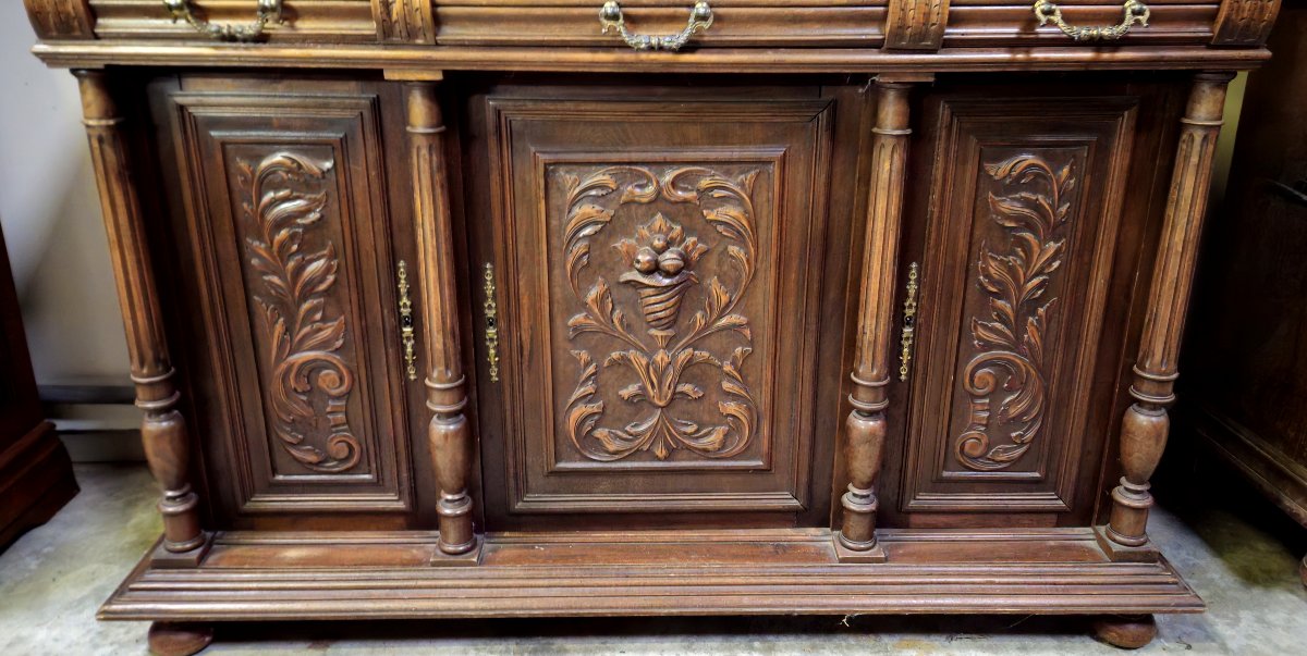 Important buffet deux-corps en Noyer massif, richement sculpté dans le pur style Renaissance-photo-6