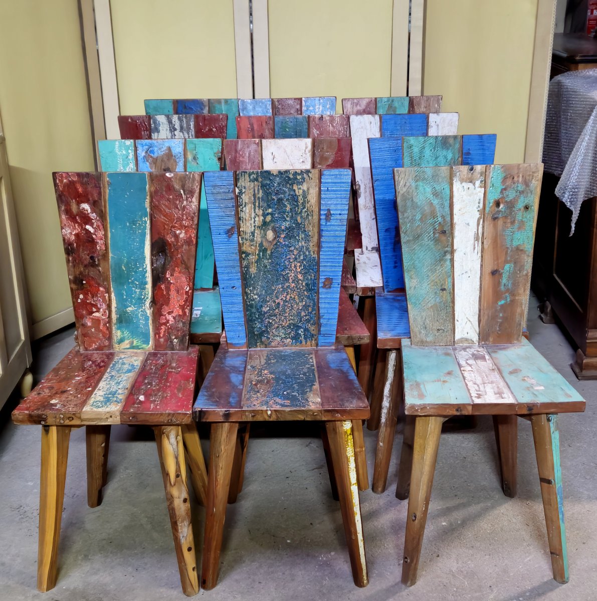 Série de douze chaises réalisées en bois de bateaux recyclés, chaque modèle étant unique-photo-1