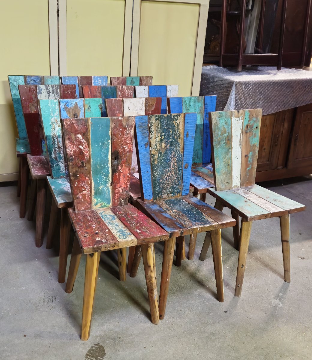 Série de douze chaises réalisées en bois de bateaux recyclés, chaque modèle étant unique-photo-2