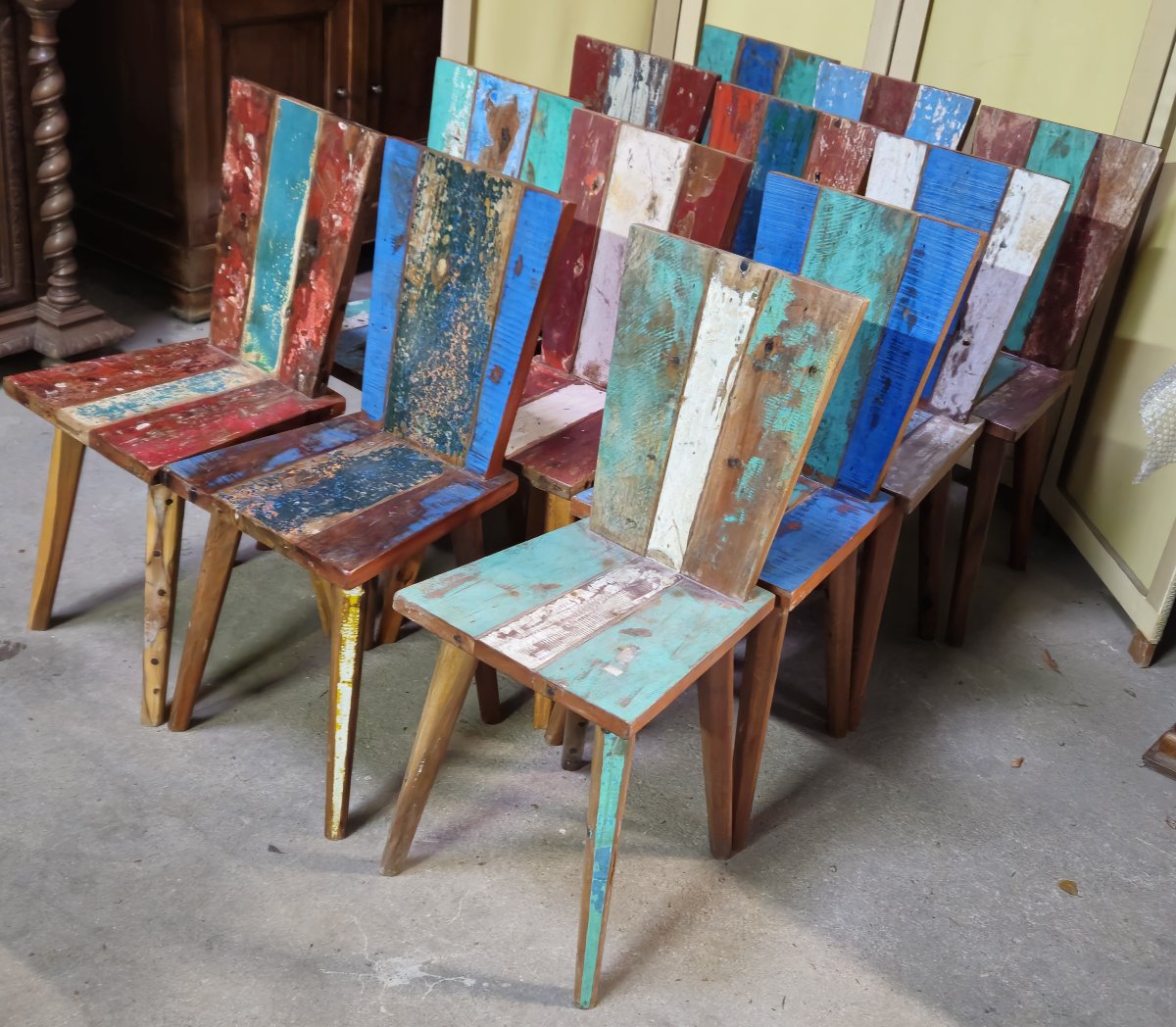 Série de douze chaises réalisées en bois de bateaux recyclés, chaque modèle étant unique-photo-3