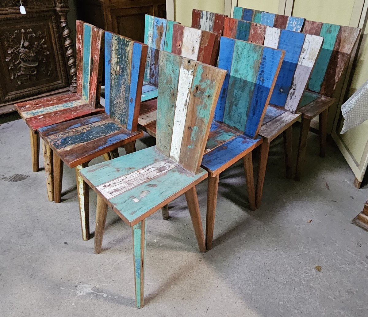 Série de douze chaises réalisées en bois de bateaux recyclés, chaque modèle étant unique-photo-5