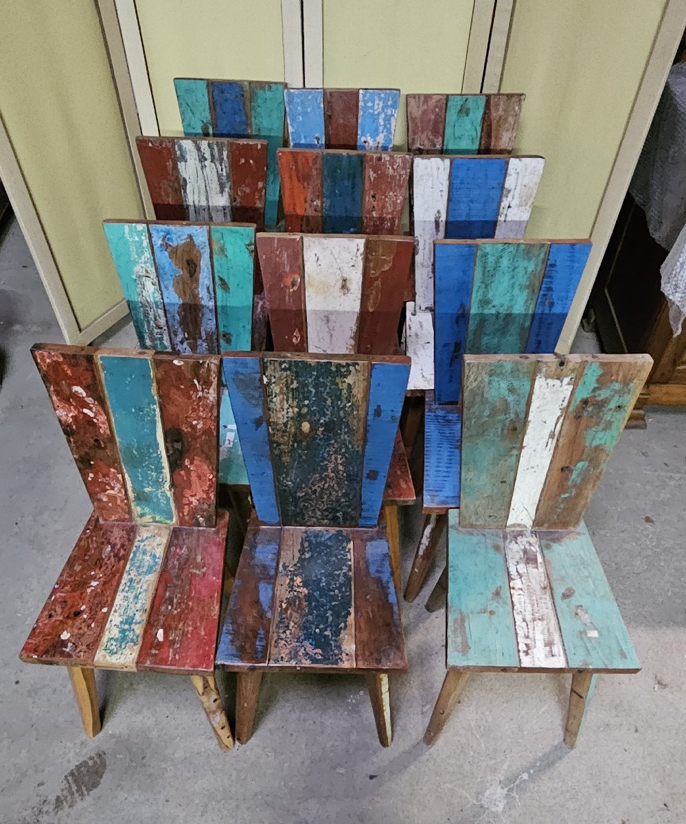 Série de douze chaises réalisées en bois de bateaux recyclés, chaque modèle étant unique-photo-6