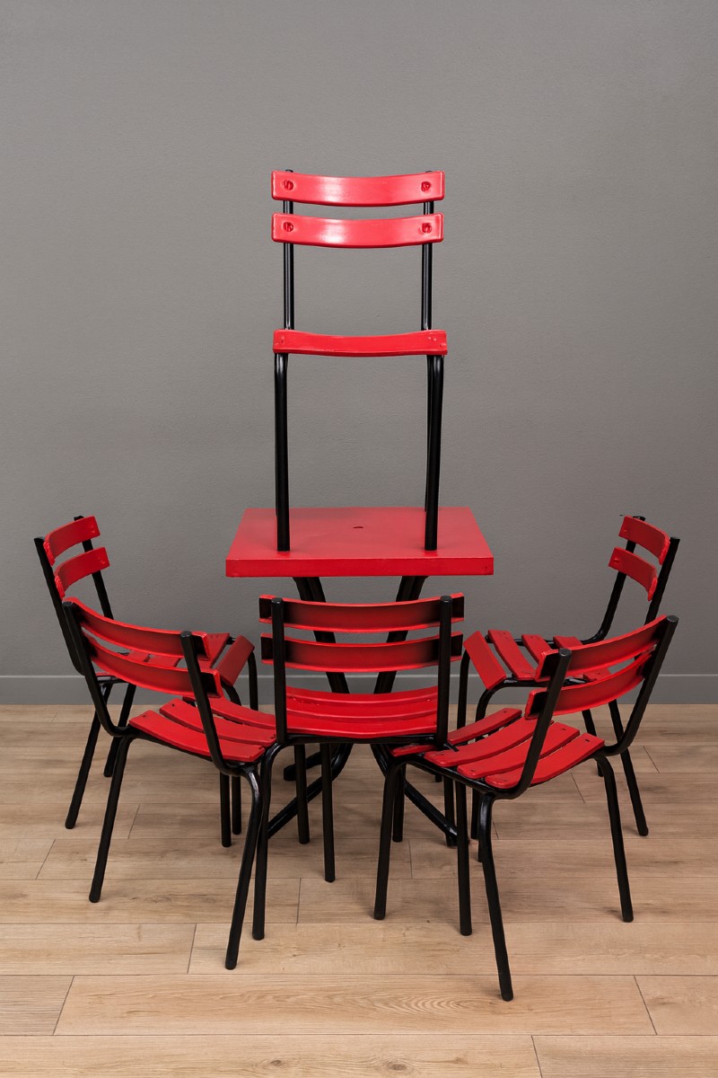 Complete Bistro-style Table And 4 Chairs, Made Of Red Painted Wood With A Black Metal Frame