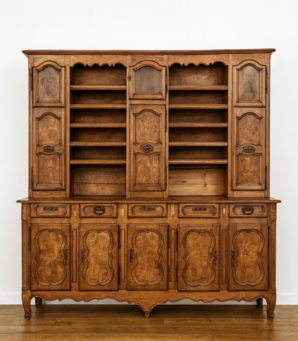 Vaisselier a horloge époque Louis XV en noyer et orme, entièrement sculpté