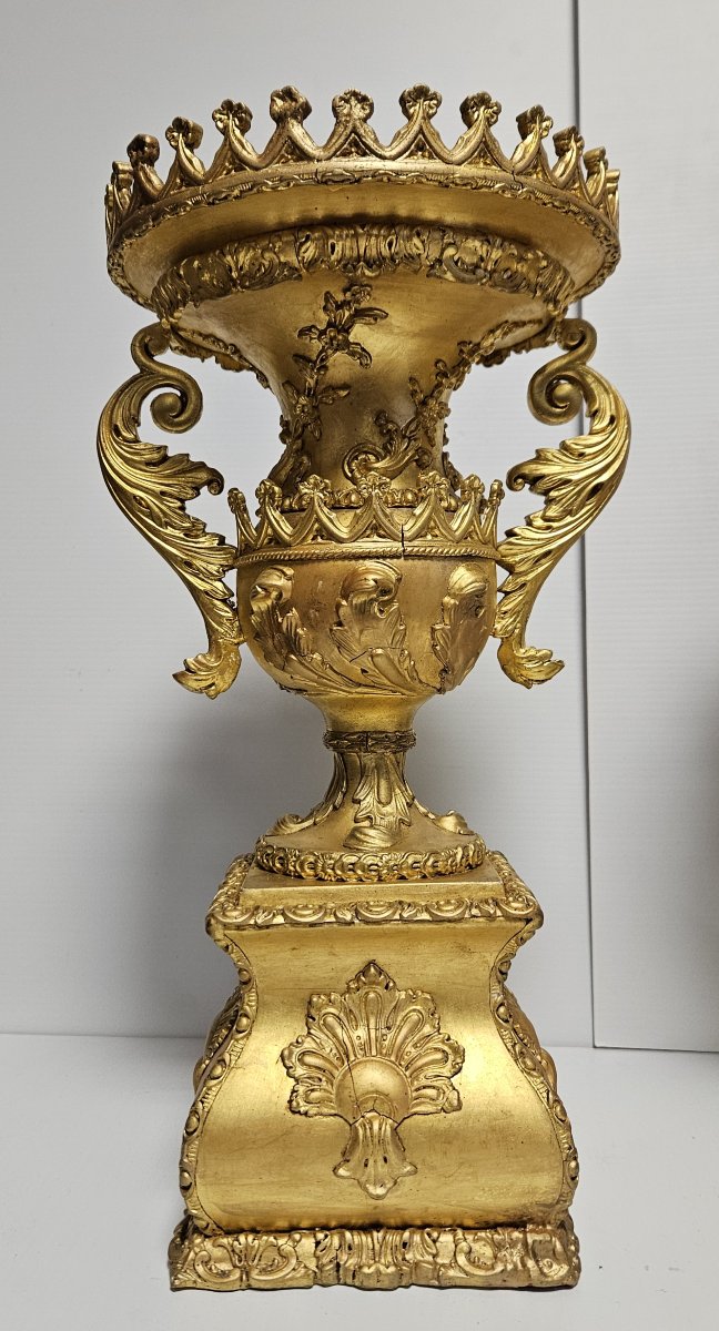 Rare paire de vases en bois sculpté et doré, au style raffiné inspiré de l'Empire-photo-1
