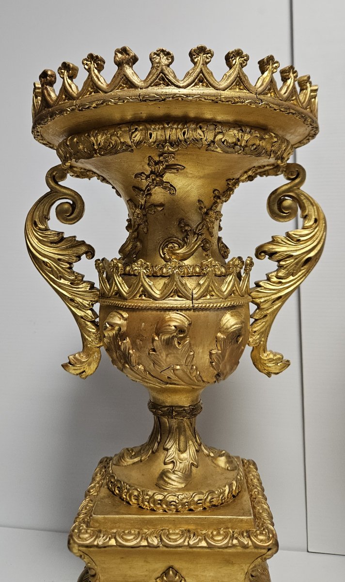 Rare paire de vases en bois sculpté et doré, au style raffiné inspiré de l'Empire-photo-2