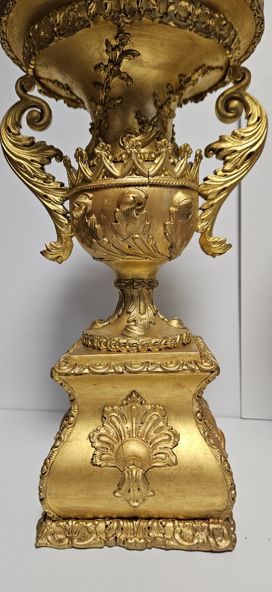 Rare paire de vases en bois sculpté et doré, au style raffiné inspiré de l'Empire-photo-3