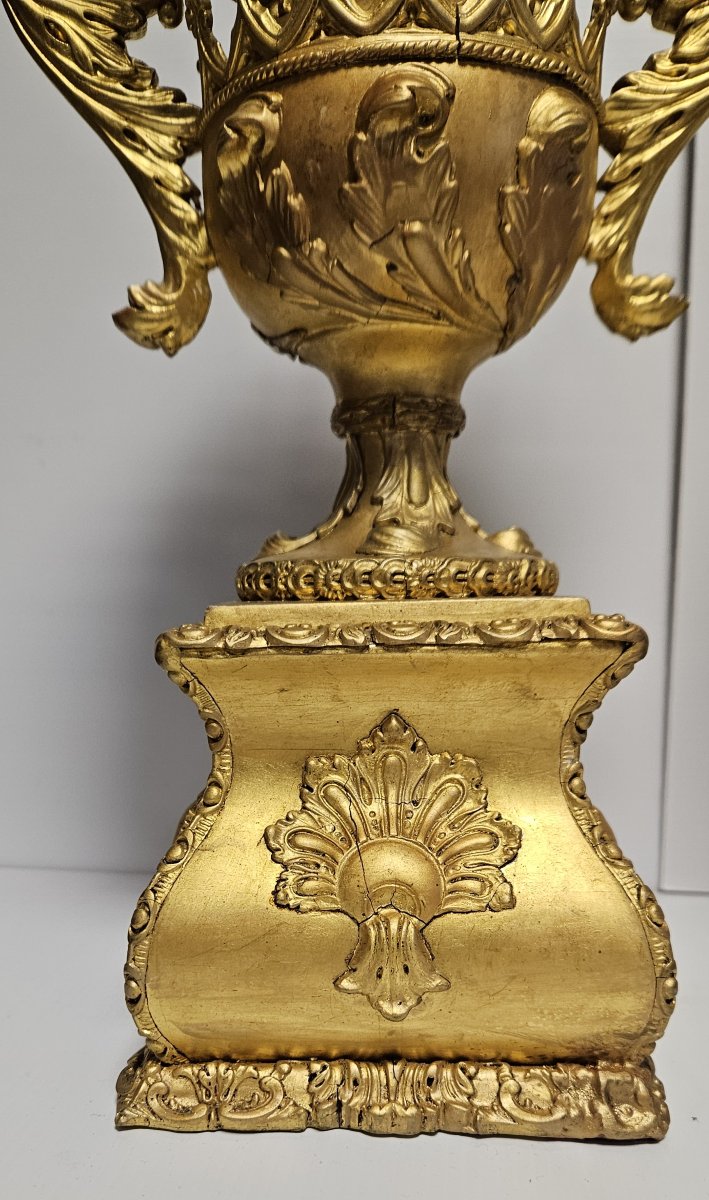 Rare paire de vases en bois sculpté et doré, au style raffiné inspiré de l'Empire-photo-4