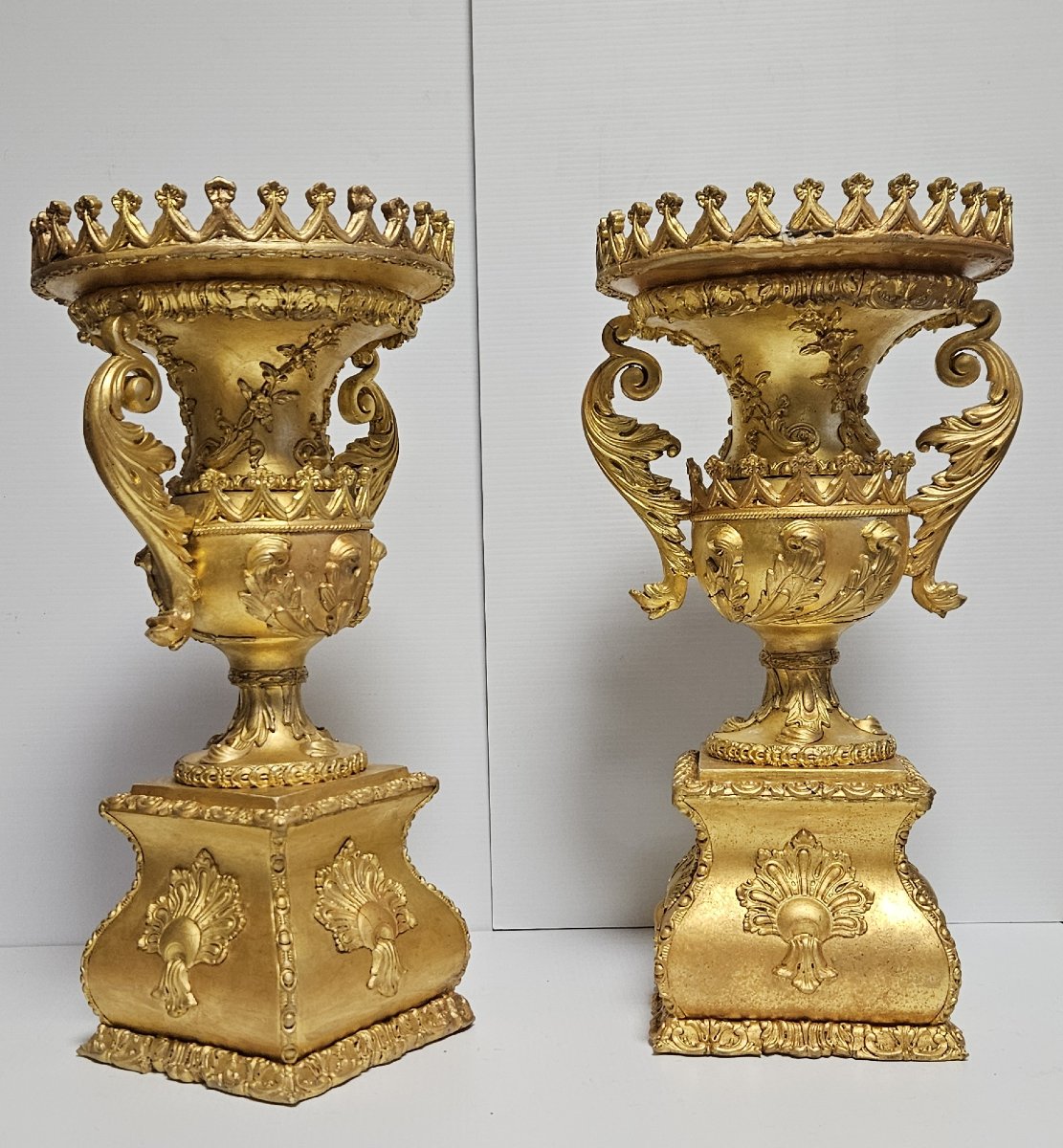 Rare paire de vases en bois sculpté et doré, au style raffiné inspiré de l'Empire-photo-5