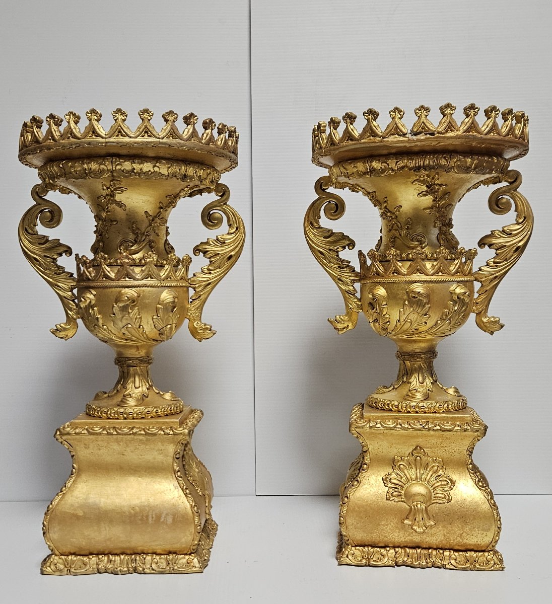 Rare paire de vases en bois sculpté et doré, au style raffiné inspiré de l'Empire-photo-6