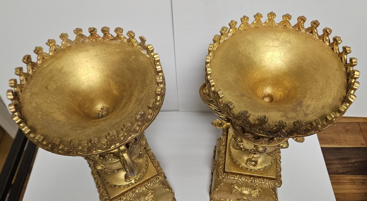 Rare paire de vases en bois sculpté et doré, au style raffiné inspiré de l'Empire-photo-7