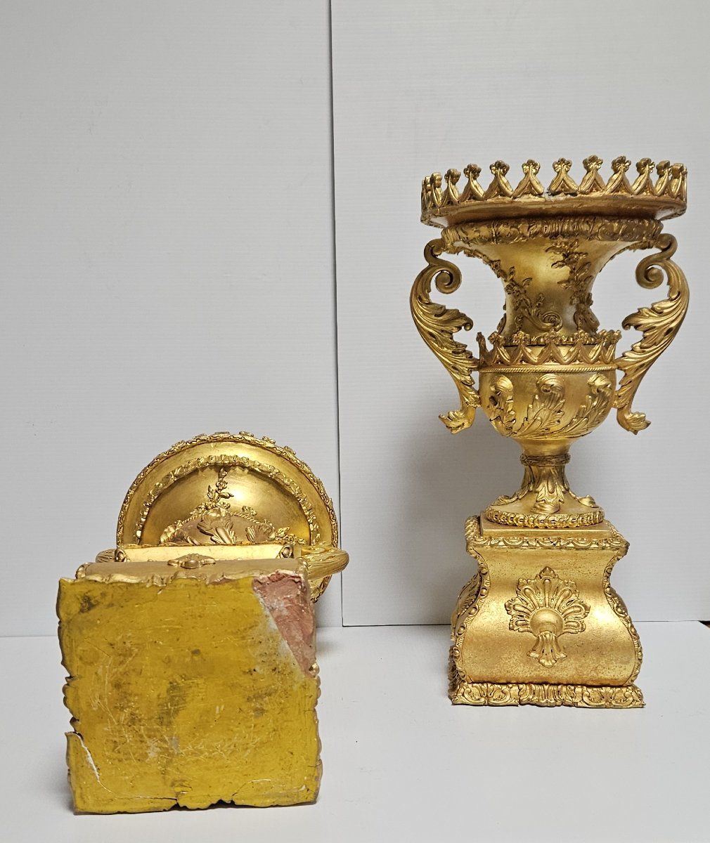 Rare paire de vases en bois sculpté et doré, au style raffiné inspiré de l'Empire-photo-8