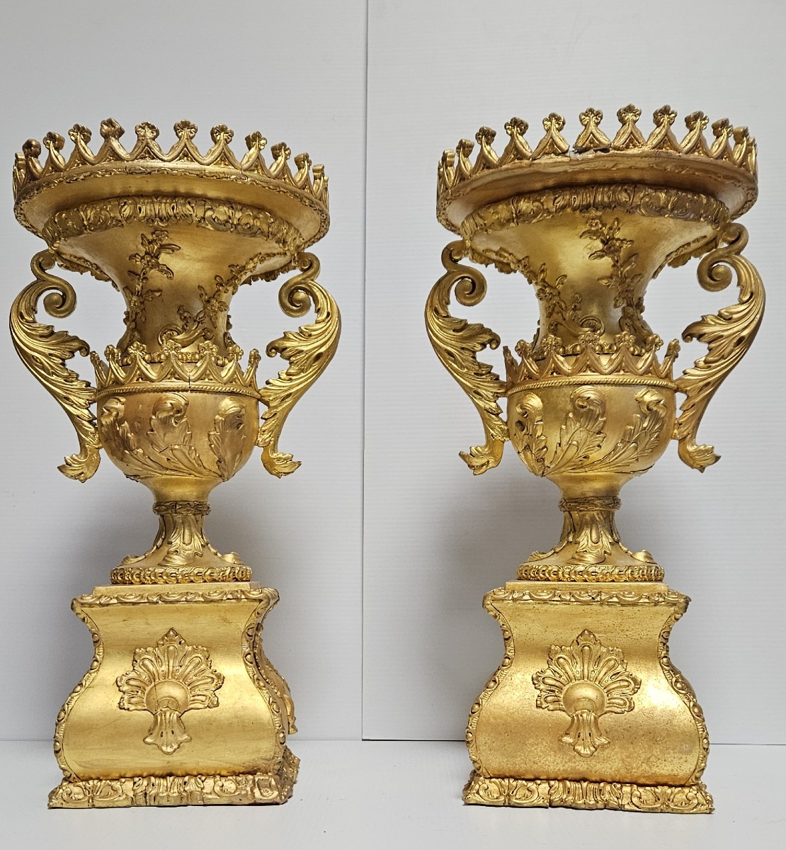Rare paire de vases en bois sculpté et doré, au style raffiné inspiré de l'Empire