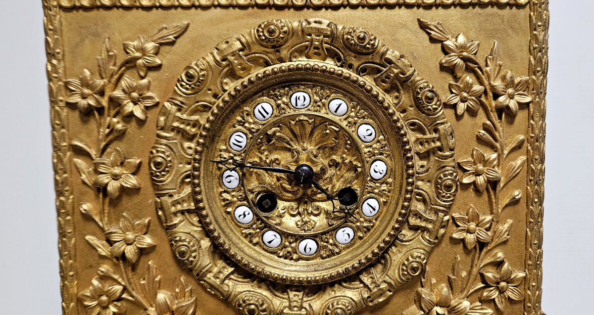 Importante pendule de grande qualité d’exécution, réalisée en bois doré finement sculpté-photo-3