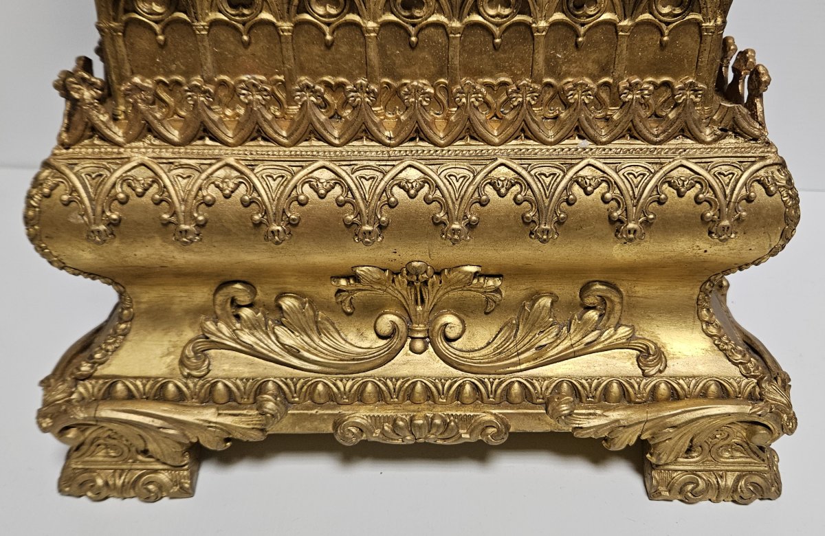 Importante pendule de grande qualité d’exécution, réalisée en bois doré finement sculpté-photo-4