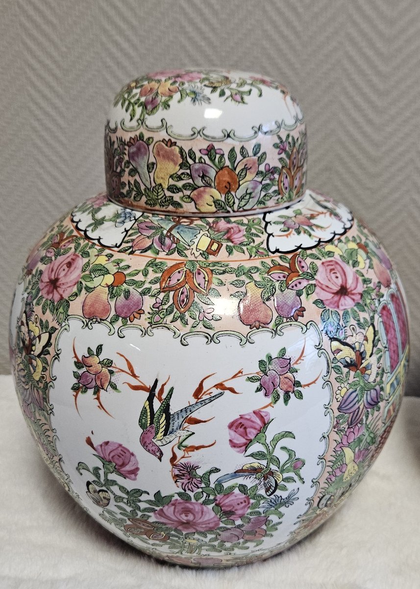 Asie XXe :paire de pots couverts en porcelaine, richement décorés selon la palette Famille Rose-photo-1