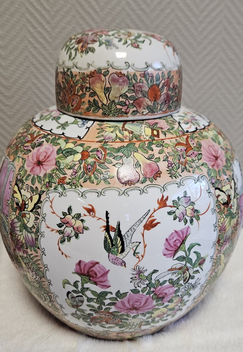 Asie XXe :paire de pots couverts en porcelaine, richement décorés selon la palette Famille Rose-photo-2