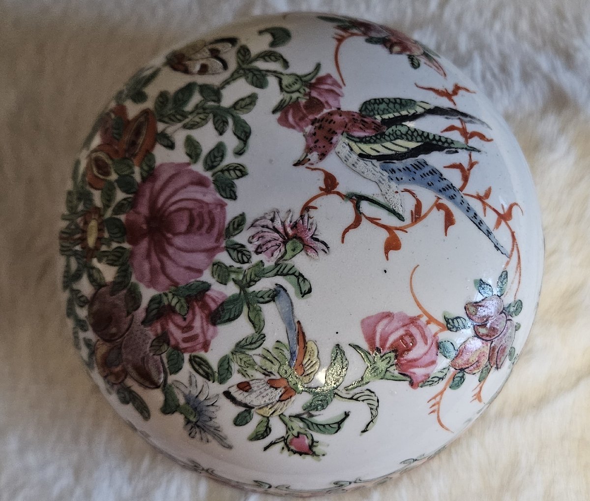 Asie XXe :paire de pots couverts en porcelaine, richement décorés selon la palette Famille Rose-photo-3