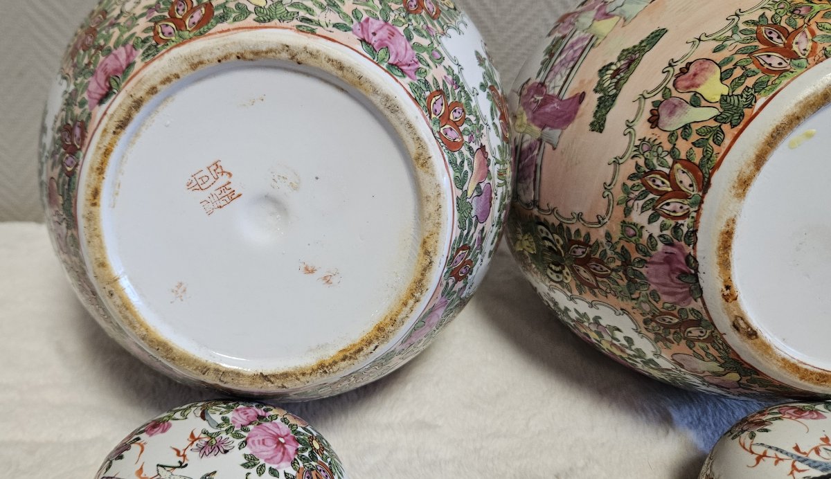 Asie XXe :paire de pots couverts en porcelaine, richement décorés selon la palette Famille Rose-photo-5