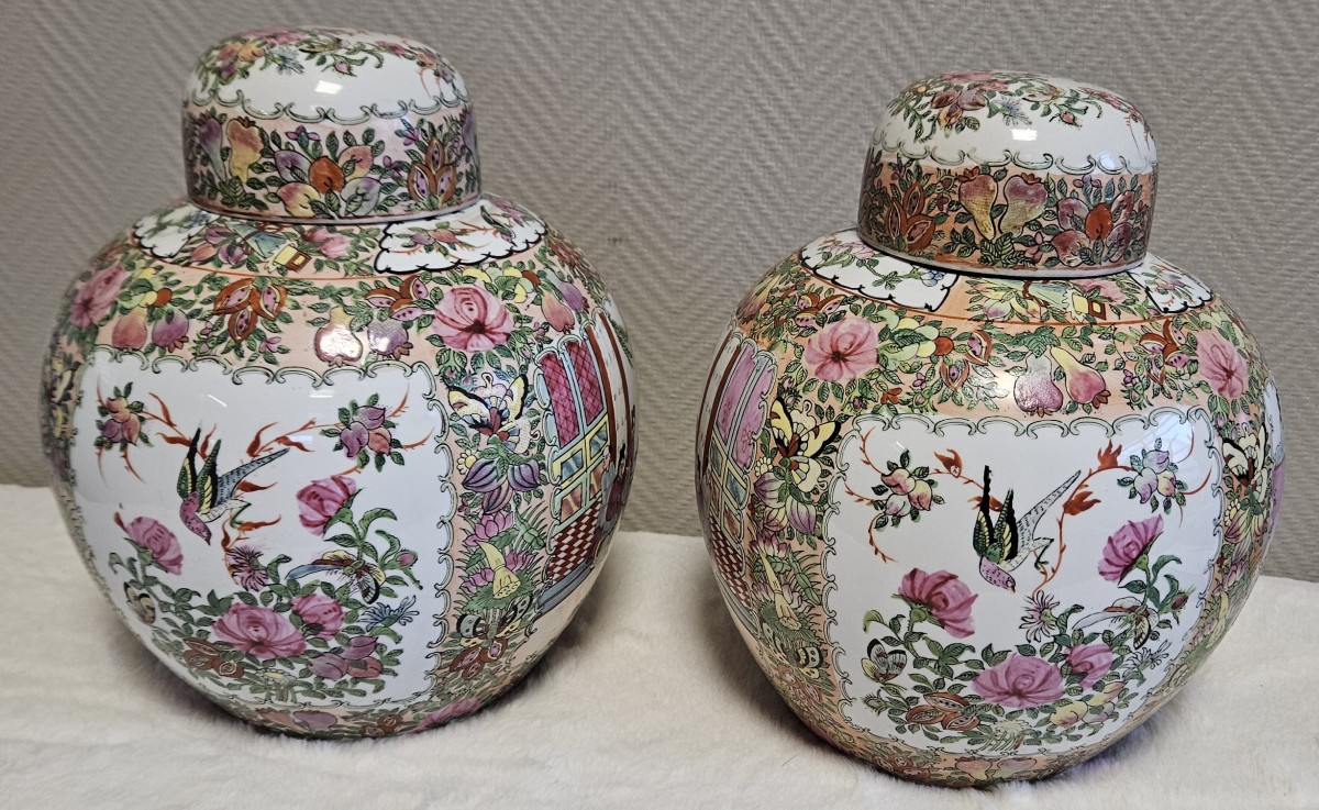 Asie XXe :paire de pots couverts en porcelaine, richement décorés selon la palette Famille Rose