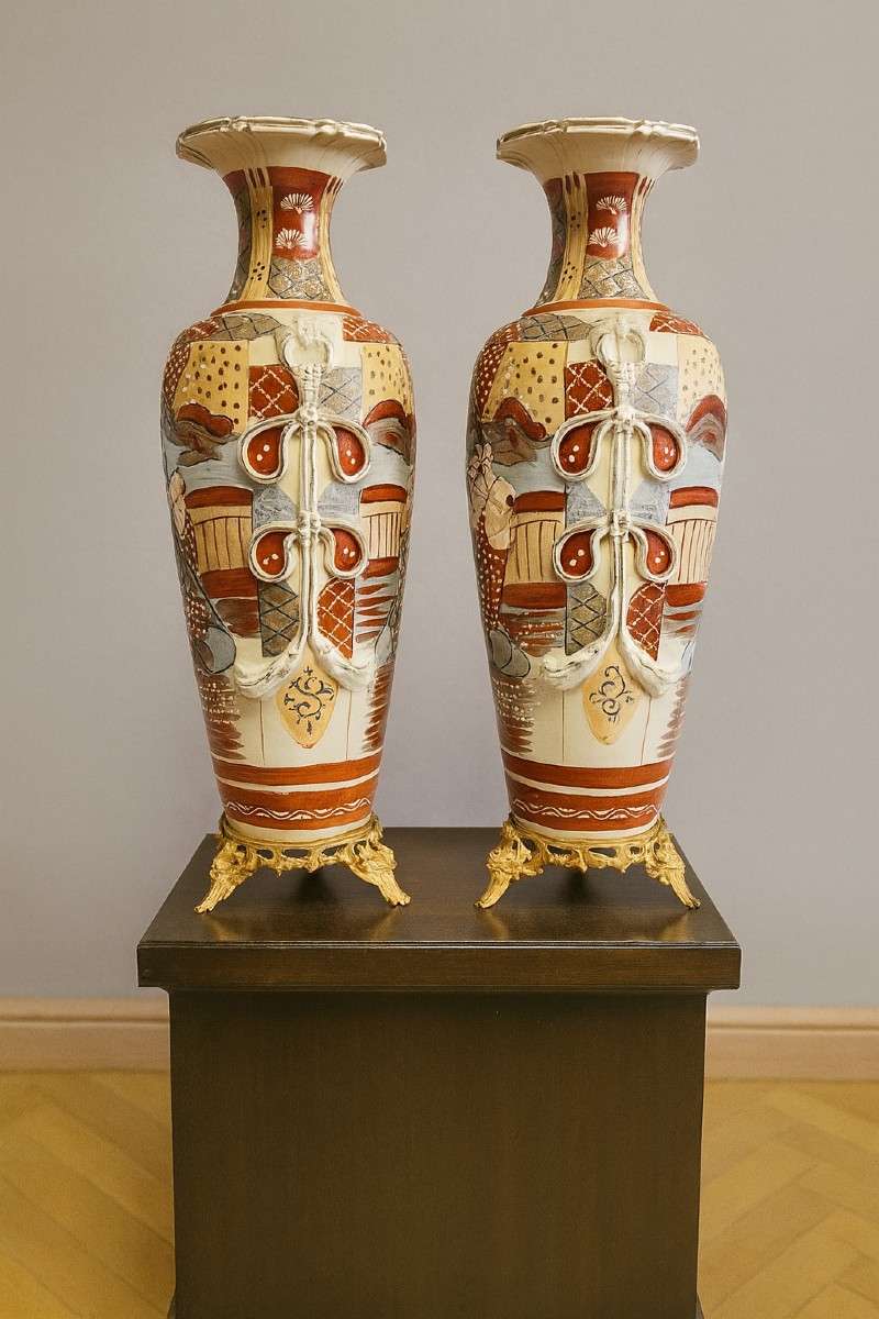 Trés Importante paire de vases Japonais en céramique, montés sur piétement en bronze