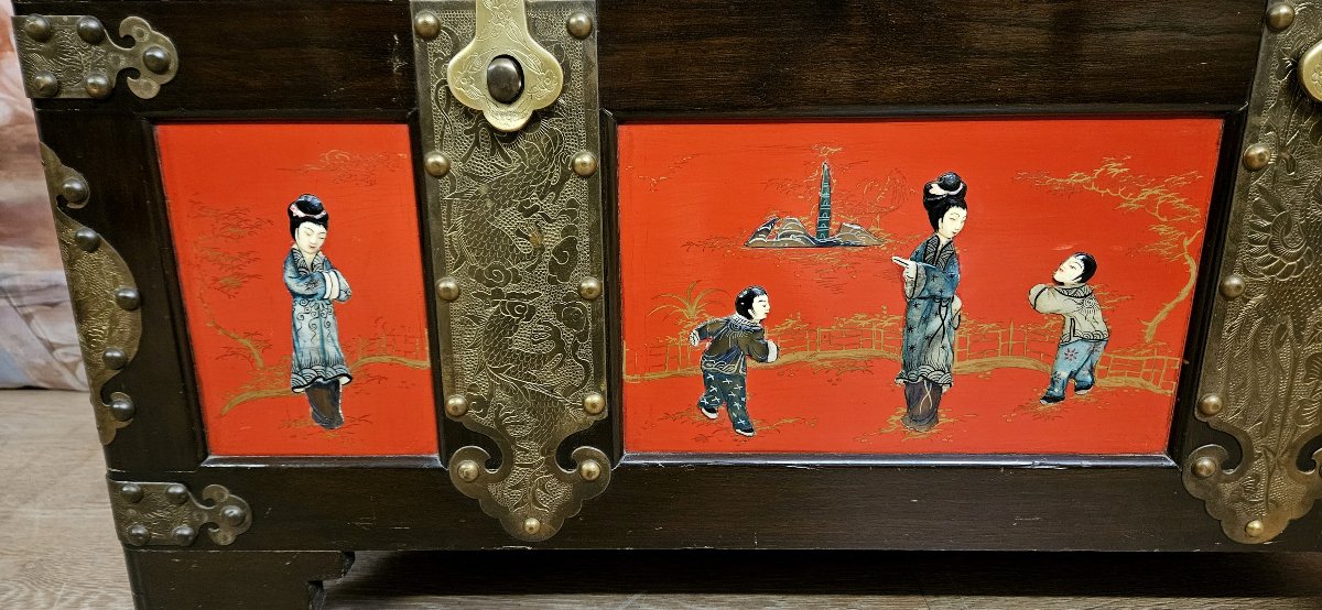 Rare coffre asiatique en bois laqué, datant de la 1ere moitié du XXeme siécle-photo-4