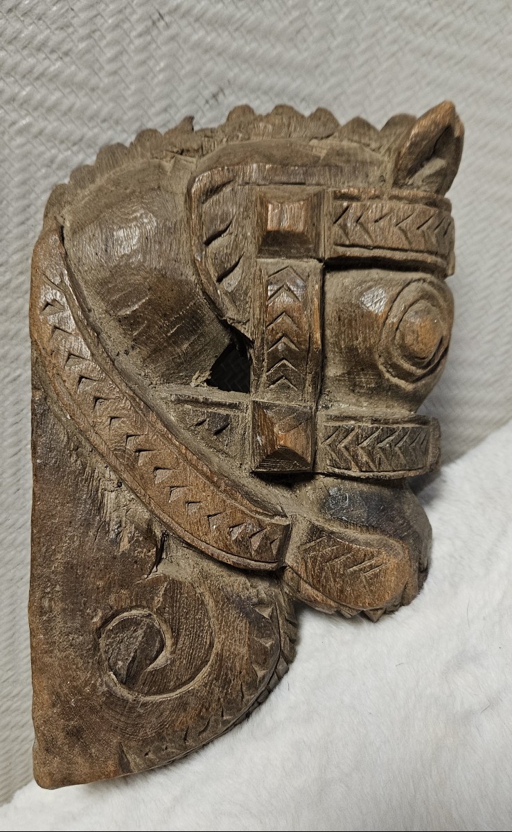 Tibet XIX : rare élément d'architecture représentant un buste de cheval harnaché