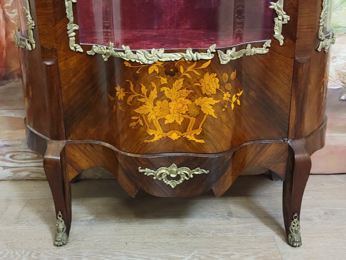 Vitrine galbée style Louis XV en marquéterie de bois précieux et bronzes dorés-photo-3