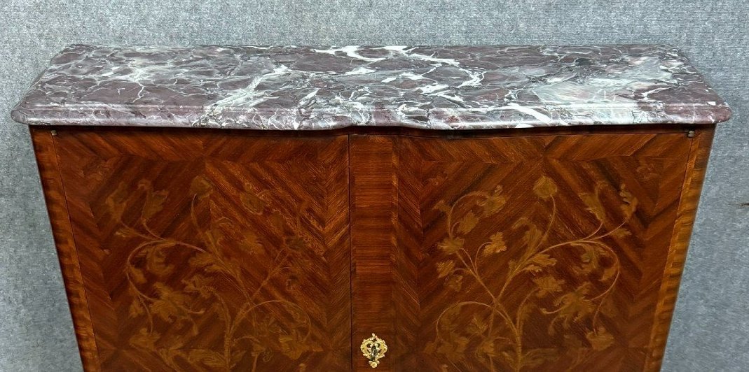 Commode à portes en bois précieux, richement marquetée de motifs floraux, style Louis XV-photo-1