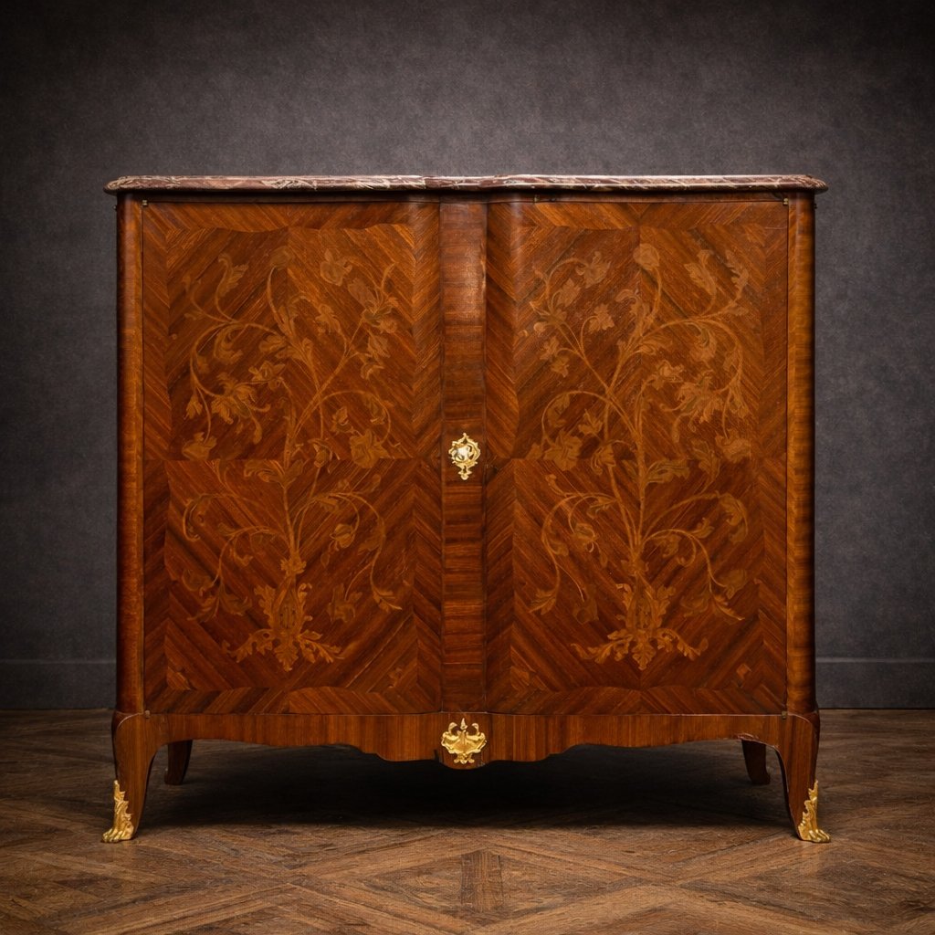 Commode à portes en bois précieux, richement marquetée de motifs floraux, style Louis XV-photo-2