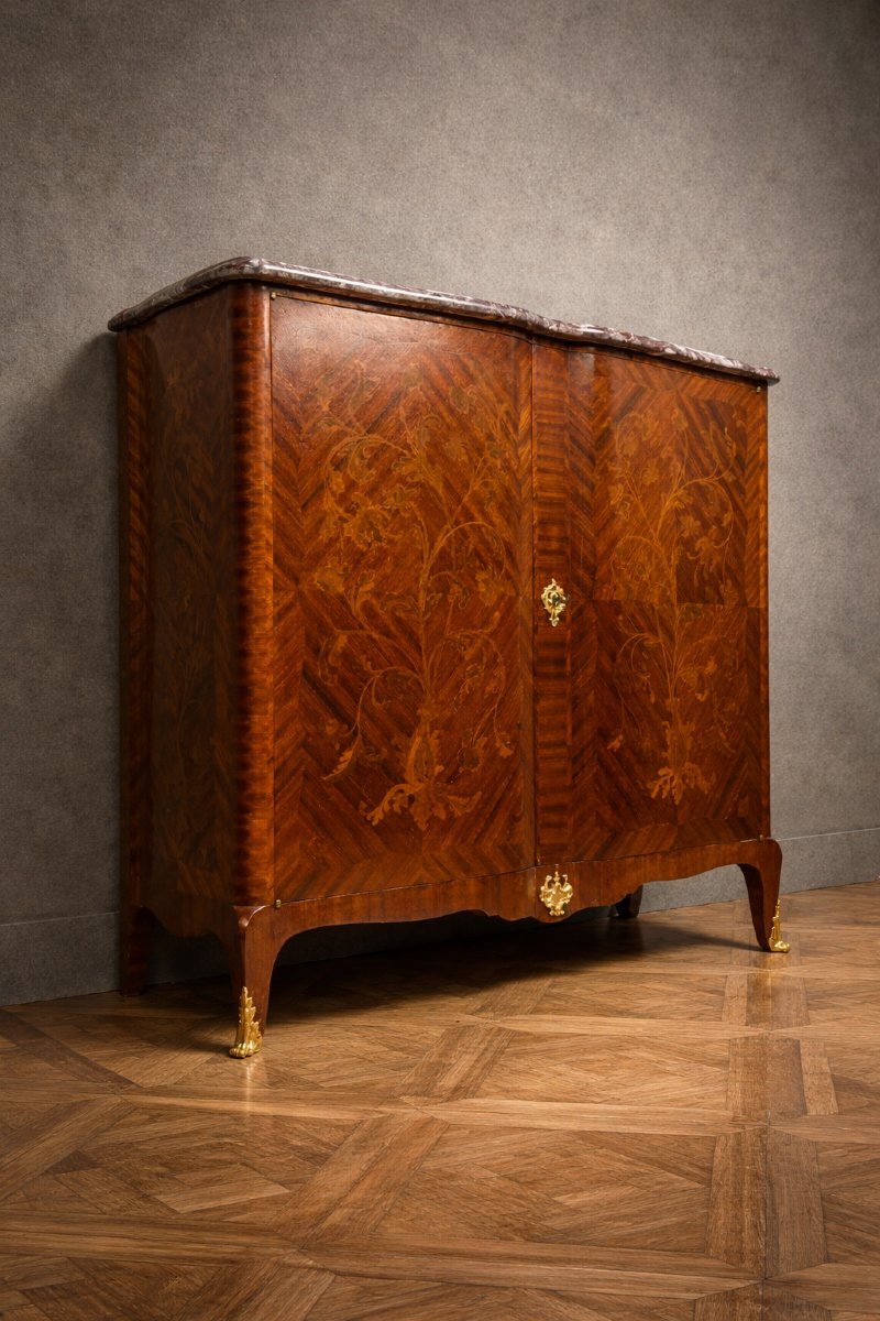 Commode à portes en bois précieux, richement marquetée de motifs floraux, style Louis XV-photo-8