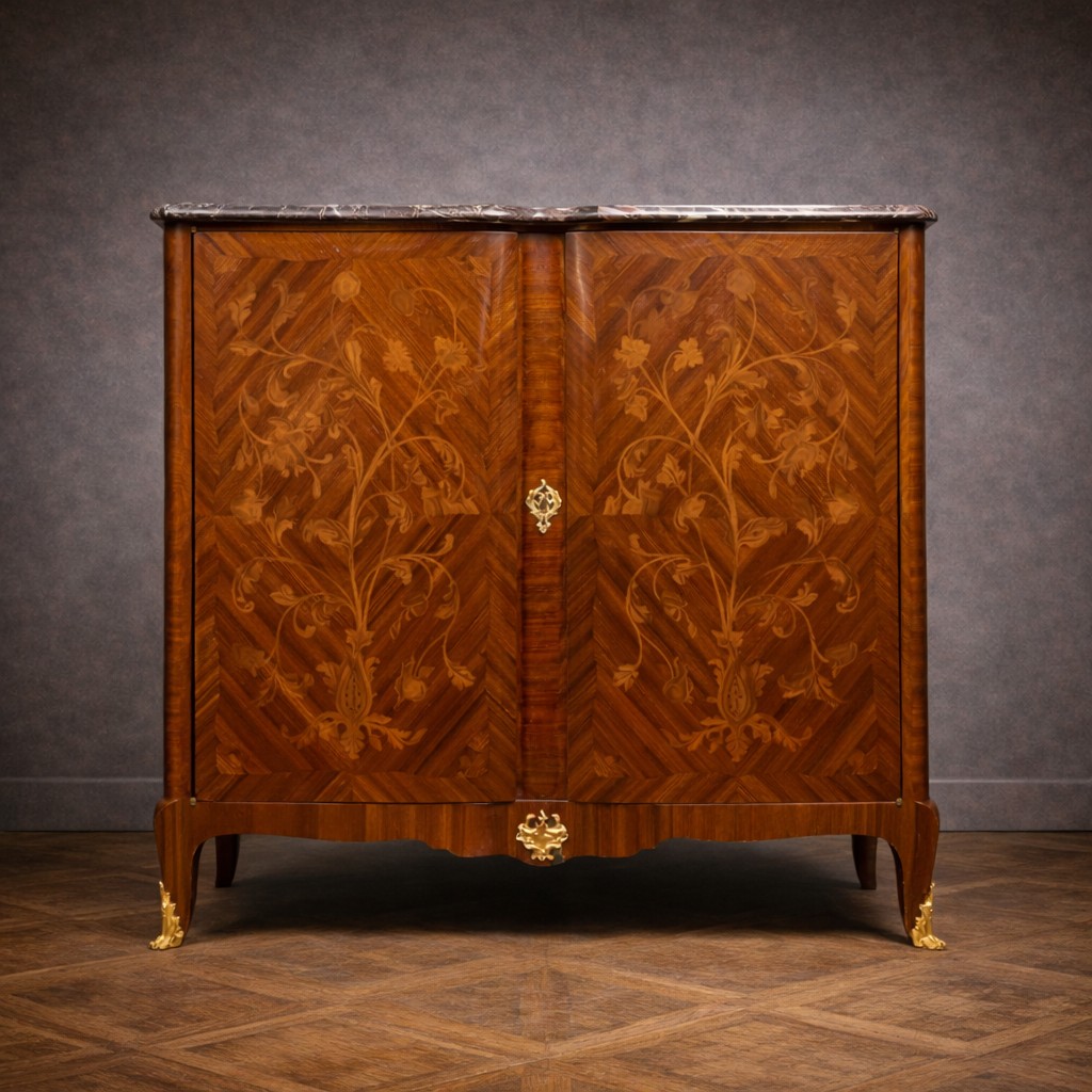 Commode à portes en bois précieux, richement marquetée de motifs floraux, style Louis XV