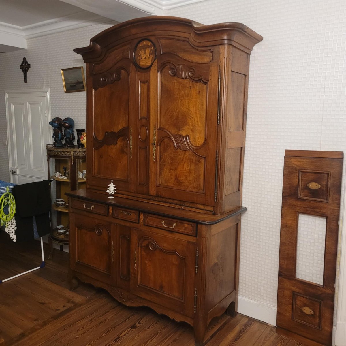 Important Two-part Louis XV Charolais Walnut Buffet, 18th Century-photo-1
