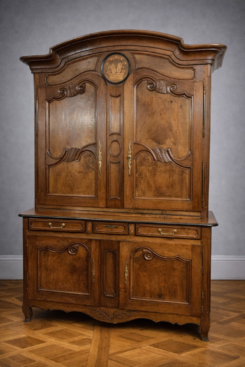Important Two-part Louis XV Charolais Walnut Buffet, 18th Century