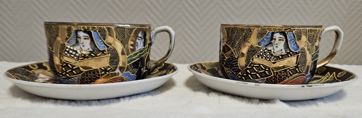 Paire de tasses et soucoupes japonaises Satsuma – Décor de personnages, rehauts d’or -photo-4