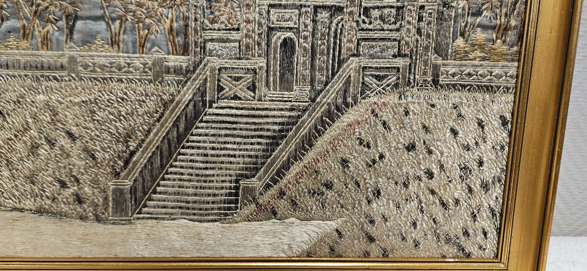 Tableau asiatique en relief – Scène de palais et jardin – Travail de broderie sur soie -photo-3