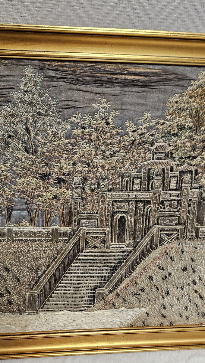 Tableau asiatique en relief – Scène de palais et jardin – Travail de broderie sur soie -photo-5