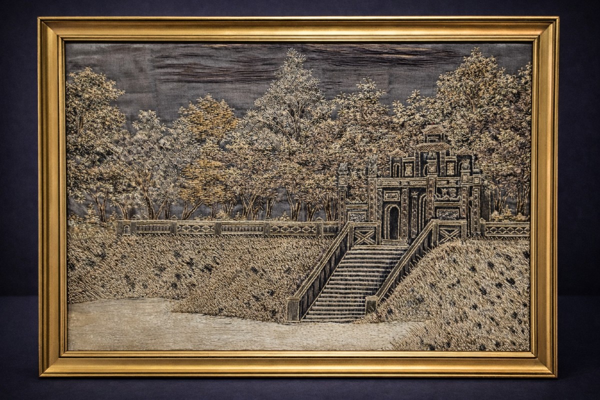 Tableau asiatique en relief – Scène de palais et jardin – Travail de broderie sur soie 