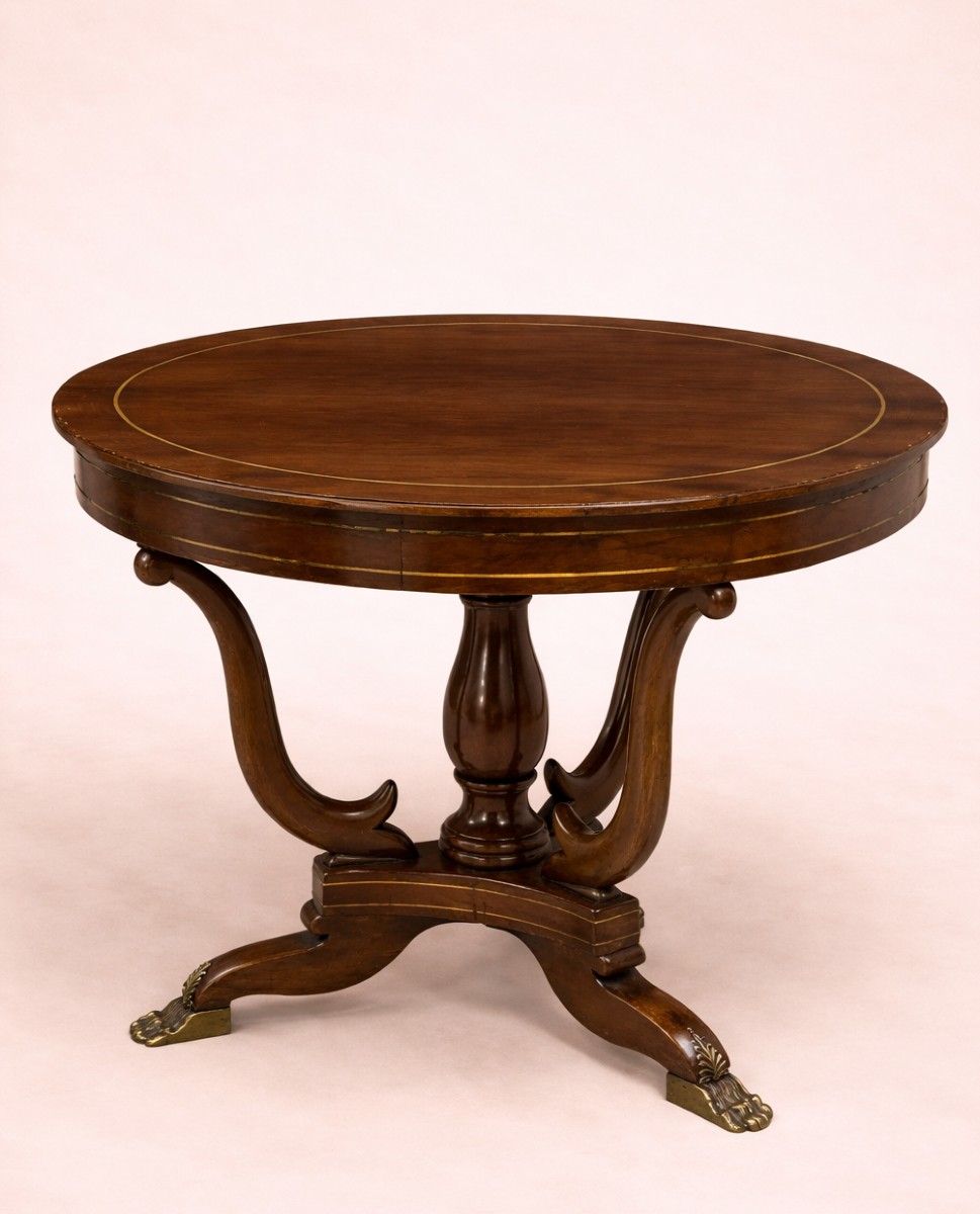Table ronde Empire – acajou avec incrustations et pieds griffes 