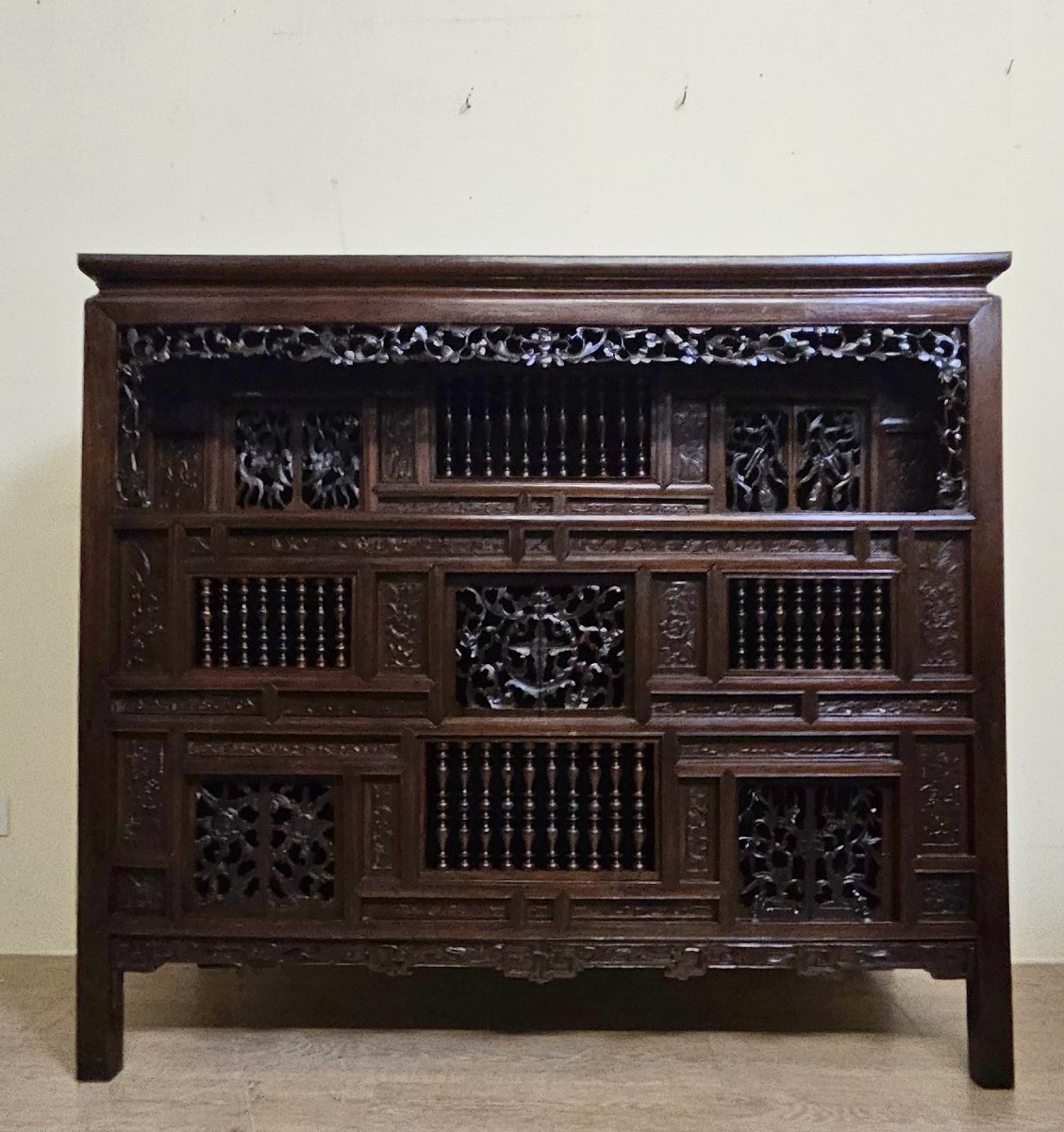 19th Century Asia: Antique Cabinet Carved In Mahogany (chinese Or Indochinese Art) -photo-1