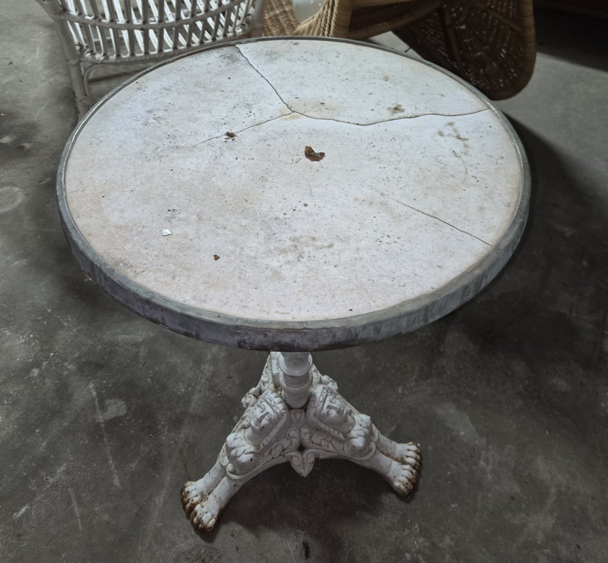 Antique Pedestal Table In The Classical Style, Resting On A Finely Sculpted Cast Iron Tripod Base-photo-1