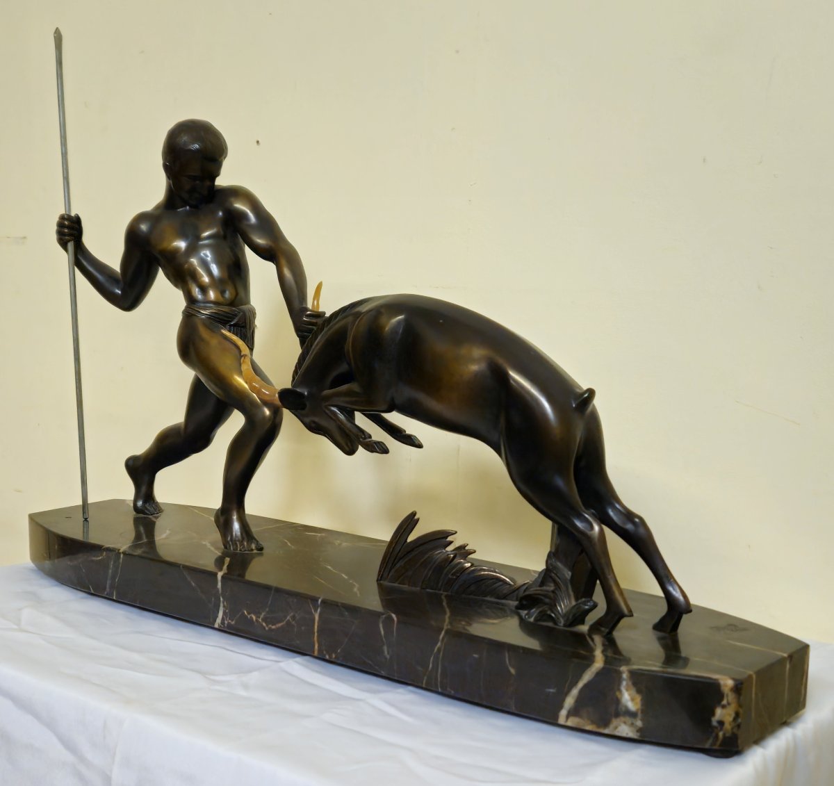 sculpture en régule représentant un homme nu affrontant un taureau-photo-2