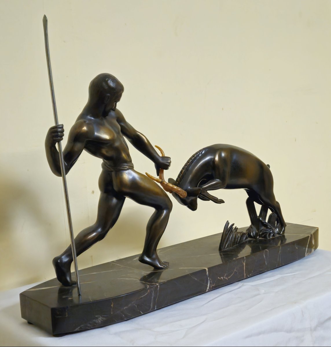 sculpture en régule représentant un homme nu affrontant un taureau-photo-3